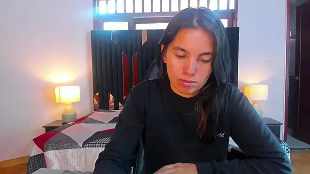 Discover our girls online shows and discover the company of countless livestreamers, with stunning shapes, sex toys and more.