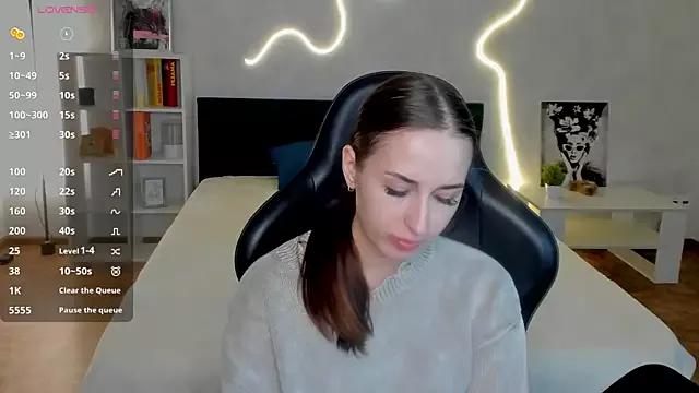 Discover our girls online shows and discover the company of countless livestreamers, with stunning shapes, sex toys and more.