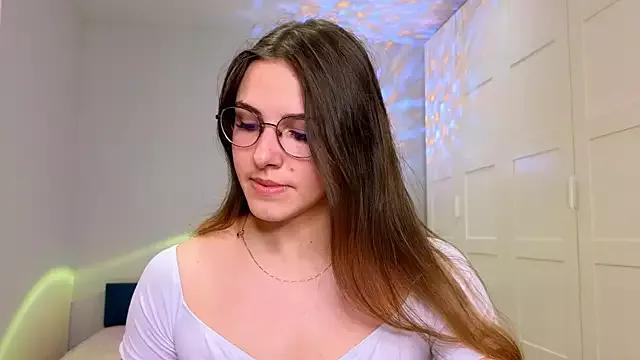 Discover our girls online shows and discover the company of countless livestreamers, with stunning shapes, sex toys and more.
