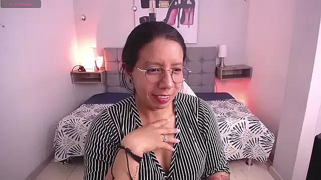 Discover our girls online shows and discover the company of countless livestreamers, with stunning shapes, sex toys and more.