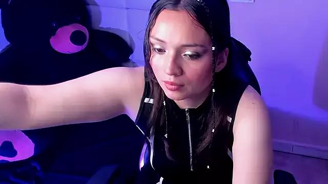 Discover our girls online shows and discover the company of countless livestreamers, with stunning shapes, sex toys and more.