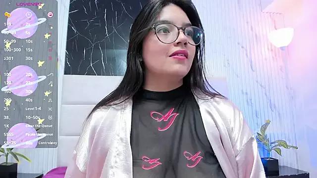 Discover our girls online shows and discover the company of countless livestreamers, with stunning shapes, sex toys and more.