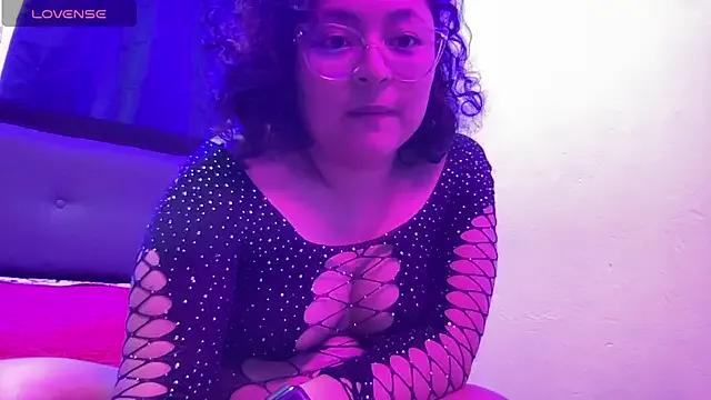 Discover our girls online shows and discover the company of countless livestreamers, with stunning shapes, sex toys and more.