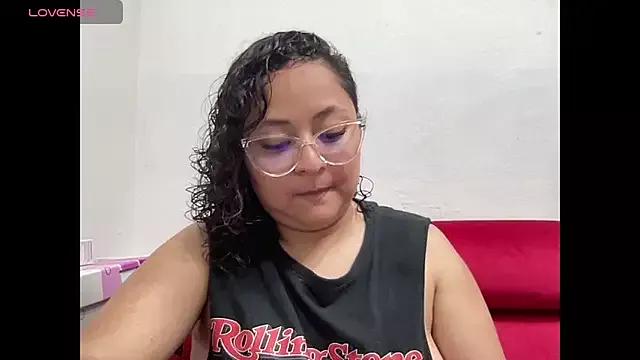 Discover our girls online shows and discover the company of countless livestreamers, with stunning shapes, sex toys and more.