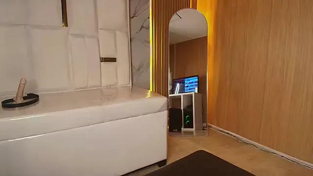 Discover our girls online shows and discover the company of countless livestreamers, with stunning shapes, sex toys and more.