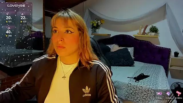 Discover our girls online shows and discover the company of countless livestreamers, with stunning shapes, sex toys and more.