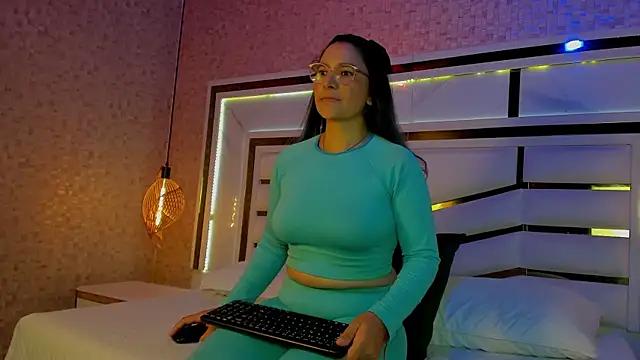 Discover our girls online shows and discover the company of countless livestreamers, with stunning shapes, sex toys and more.