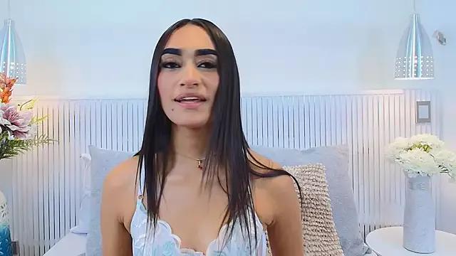 Discover our girls online shows and discover the company of countless livestreamers, with stunning shapes, sex toys and more.