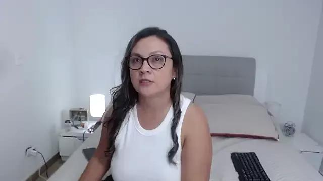 Discover our girls online shows and discover the company of countless livestreamers, with stunning shapes, sex toys and more.