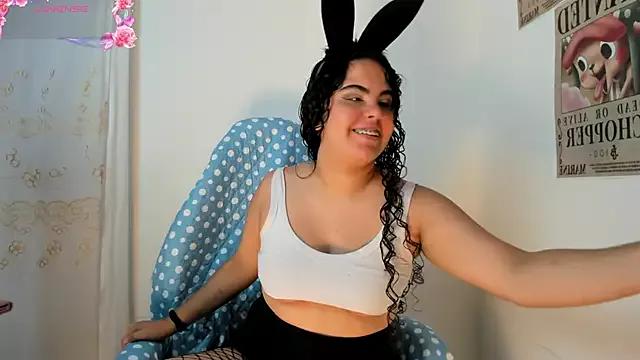 Discover our girls online shows and discover the company of countless livestreamers, with stunning shapes, sex toys and more.