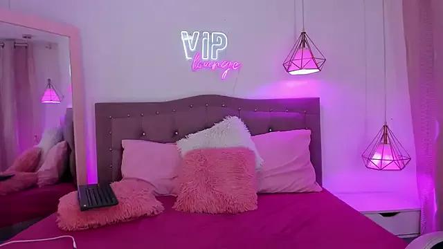 Discover our girls online shows and discover the company of countless livestreamers, with stunning shapes, sex toys and more.