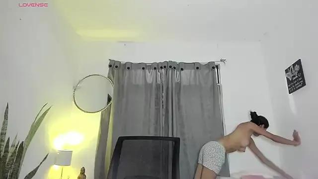 Discover our girls online shows and discover the company of countless livestreamers, with stunning shapes, sex toys and more.