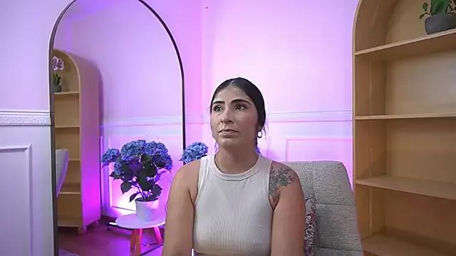 Discover our girls online shows and discover the company of countless livestreamers, with stunning shapes, sex toys and more.