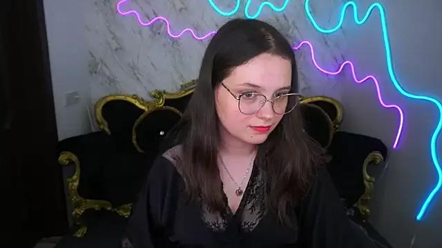 Discover our girls online shows and discover the company of countless livestreamers, with stunning shapes, sex toys and more.