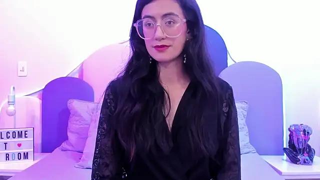Discover our girls online shows and discover the company of countless livestreamers, with stunning shapes, sex toys and more.