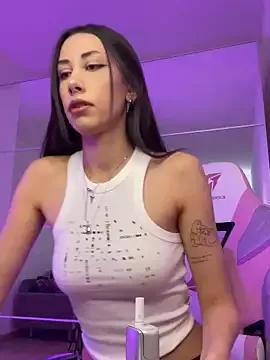Discover our girls online shows and discover the company of countless livestreamers, with stunning shapes, sex toys and more.