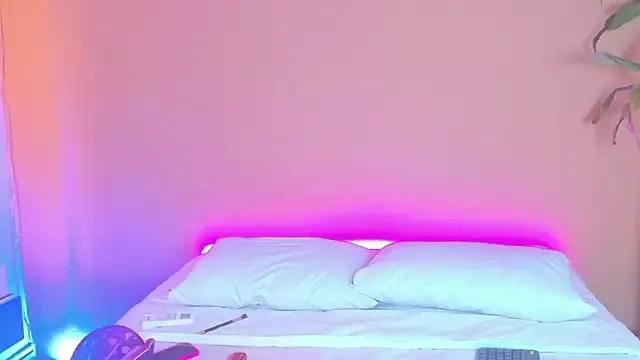 Discover our girls online shows and discover the company of countless livestreamers, with stunning shapes, sex toys and more.