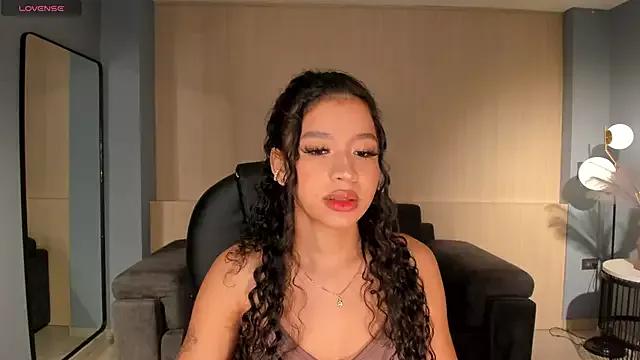 Discover our girls online shows and discover the company of countless livestreamers, with stunning shapes, sex toys and more.