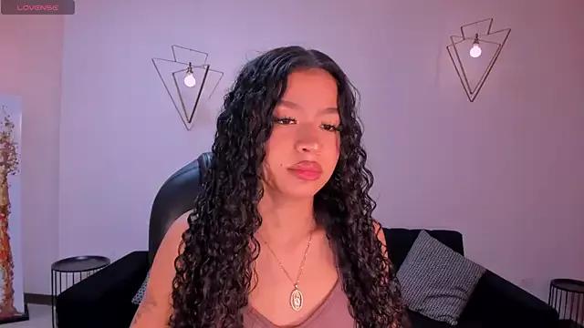 Discover our girls online shows and discover the company of countless livestreamers, with stunning shapes, sex toys and more.