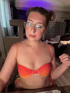 Discover our girls online shows and discover the company of countless livestreamers, with stunning shapes, sex toys and more.