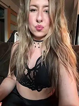 Discover our girls online shows and discover the company of countless livestreamers, with stunning shapes, sex toys and more.