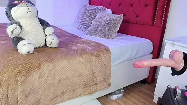 Discover our girls online shows and discover the company of countless livestreamers, with stunning shapes, sex toys and more.