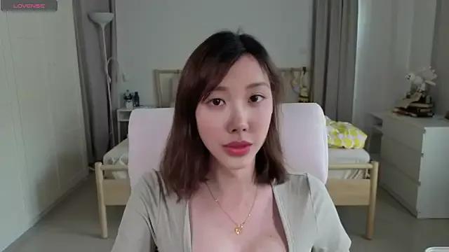 Discover our girls online shows and discover the company of countless livestreamers, with stunning shapes, sex toys and more.