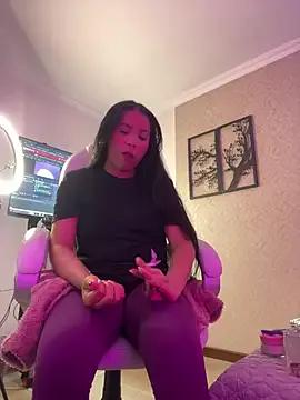 Discover our girls online shows and discover the company of countless livestreamers, with stunning shapes, sex toys and more.