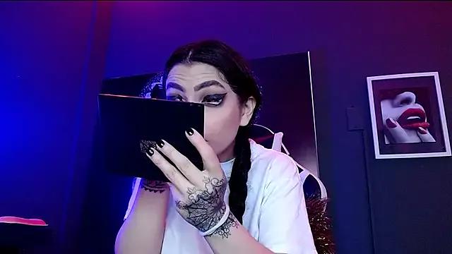 Discover our girls online shows and discover the company of countless livestreamers, with stunning shapes, sex toys and more.