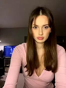 Discover our girls online shows and discover the company of countless livestreamers, with stunning shapes, sex toys and more.