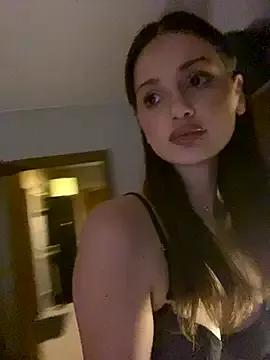 Discover our girls online shows and discover the company of countless livestreamers, with stunning shapes, sex toys and more.