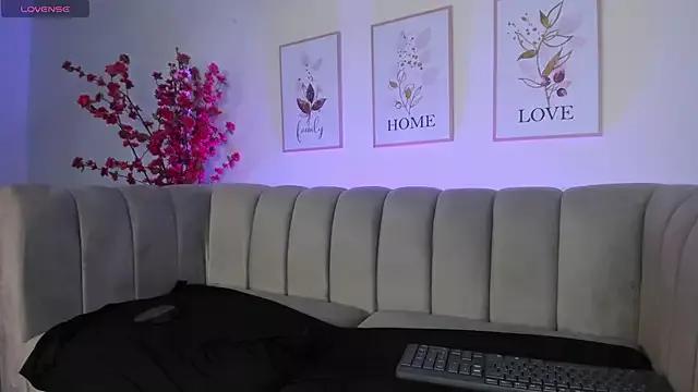 Discover our girls online shows and discover the company of countless livestreamers, with stunning shapes, sex toys and more.