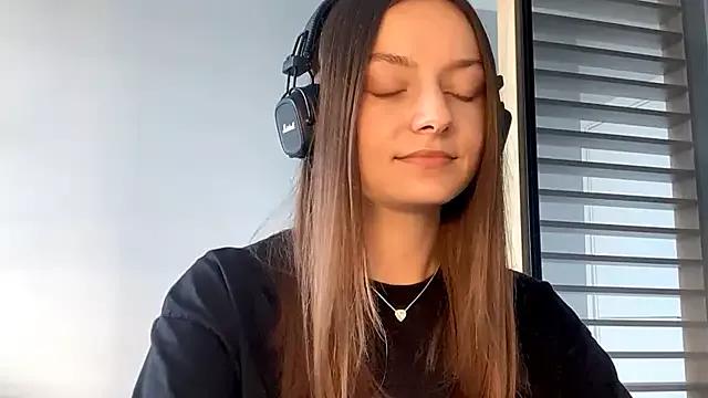 Discover our girls online shows and discover the company of countless livestreamers, with stunning shapes, sex toys and more.