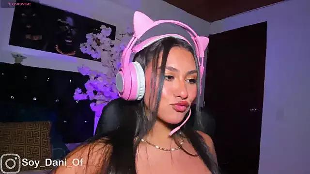 Discover our girls online shows and discover the company of countless livestreamers, with stunning shapes, sex toys and more.