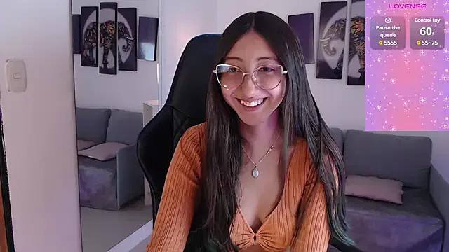 Discover our girls online shows and discover the company of countless livestreamers, with stunning shapes, sex toys and more.