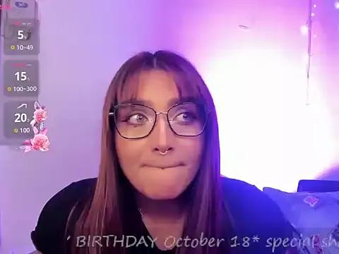 Discover our girls online shows and discover the company of countless livestreamers, with stunning shapes, sex toys and more.