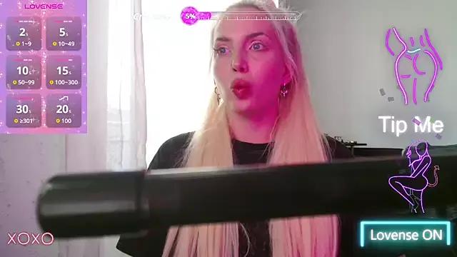 Discover our girls online shows and discover the company of countless livestreamers, with stunning shapes, sex toys and more.