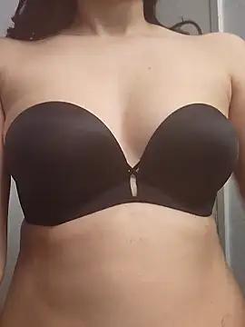 Discover our girls online shows and discover the company of countless livestreamers, with stunning shapes, sex toys and more.