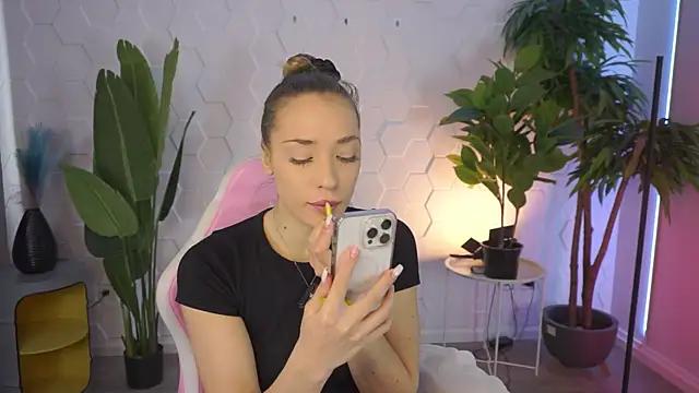 Discover our girls online shows and discover the company of countless livestreamers, with stunning shapes, sex toys and more.