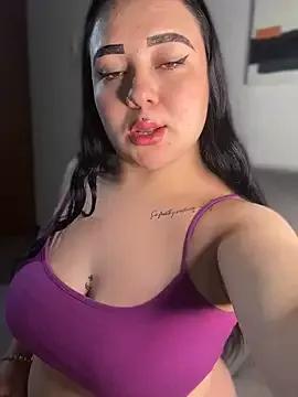 Discover our girls online shows and discover the company of countless livestreamers, with stunning shapes, sex toys and more.