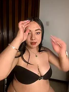 Discover our girls online shows and discover the company of countless livestreamers, with stunning shapes, sex toys and more.