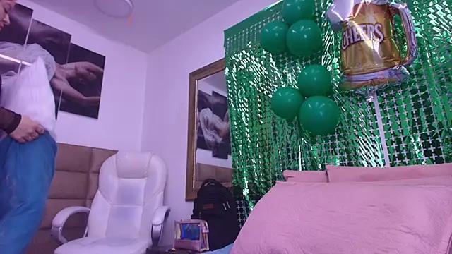 Discover our girls online shows and discover the company of countless livestreamers, with stunning shapes, sex toys and more.