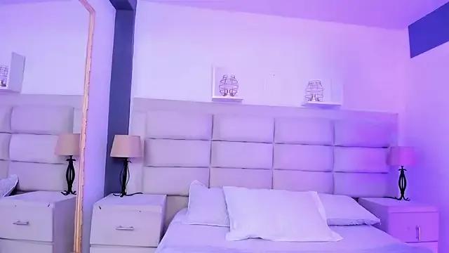 Discover our girls online shows and discover the company of countless livestreamers, with stunning shapes, sex toys and more.