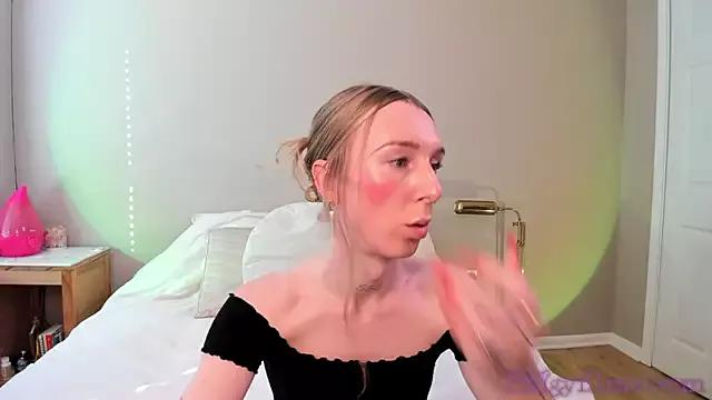 Discover our girls online shows and discover the company of countless livestreamers, with stunning shapes, sex toys and more.