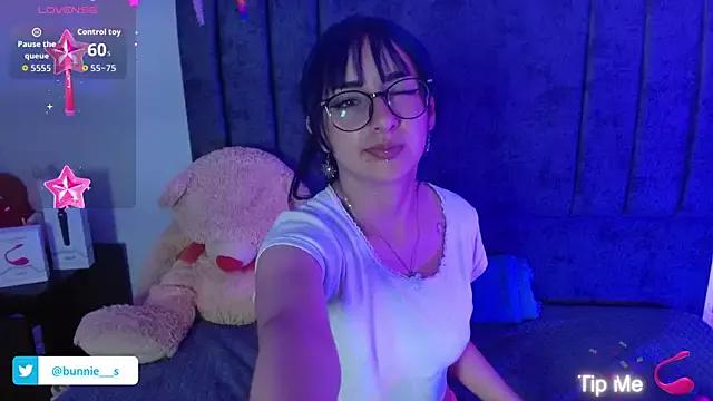 Discover our girls online shows and discover the company of countless livestreamers, with stunning shapes, sex toys and more.