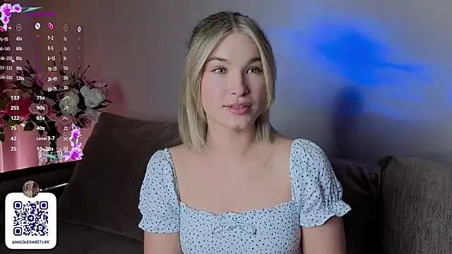 Discover our girls online shows and discover the company of countless livestreamers, with stunning shapes, sex toys and more.