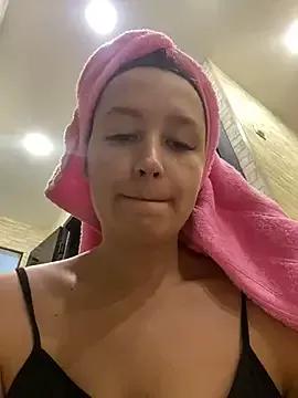 Discover our girls online shows and discover the company of countless livestreamers, with stunning shapes, sex toys and more.