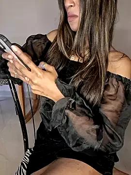 Discover our girls online shows and discover the company of countless livestreamers, with stunning shapes, sex toys and more.