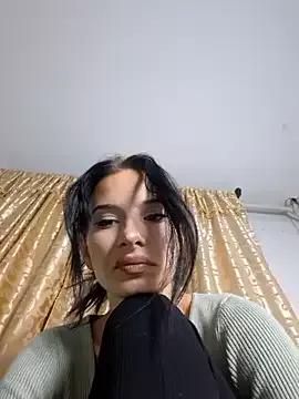 Discover our girls online shows and discover the company of countless livestreamers, with stunning shapes, sex toys and more.