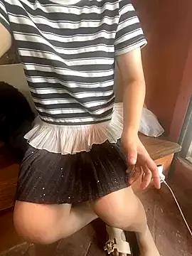 Discover our girls online shows and discover the company of countless livestreamers, with stunning shapes, sex toys and more.